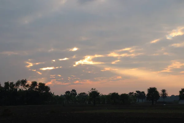 雲に覆われた空の夕日 — ストック写真