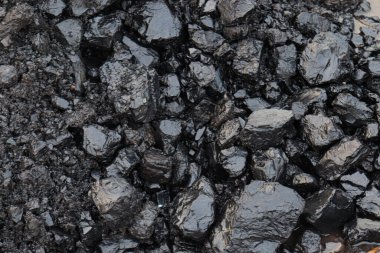 siyah renkli kömür stoku satmak için kazıyor