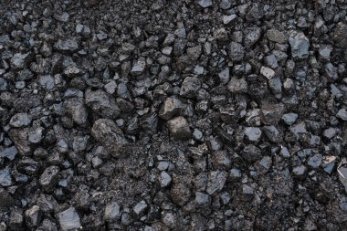 siyah renkli kömür stoku satmak için kazıyor