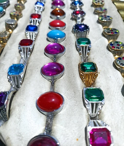 Pierścień Palec Kolba Wielu Kolorowych Kamieni Sprzedaż — Zdjęcie stockowe
