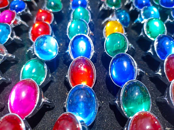Pierścień Palec Kolba Wielu Kolorowych Kamieni Sprzedaż — Zdjęcie stockowe