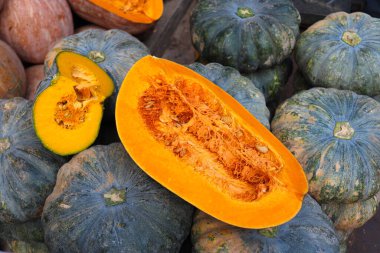 Piyasada taze, sağlıklı balkabağı stoku satılıyor.