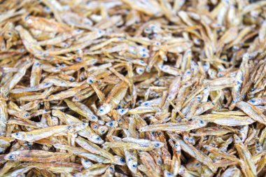 Lezzetli kurutulmuş ve tuzlanmış balık stoku satışta.