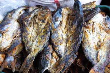 Lezzetli kurutulmuş ve tuzlanmış balık stoku satışta.