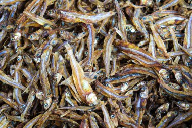 Lezzetli kurutulmuş ve tuzlanmış balık stoku satışta.