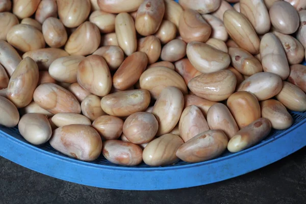 Lezzetli ve sağlıklı meyveli çekirdekler yemek için sepete.