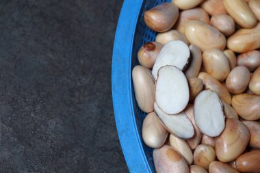 Lezzetli ve sağlıklı meyveli çekirdekler yemek için sepete.