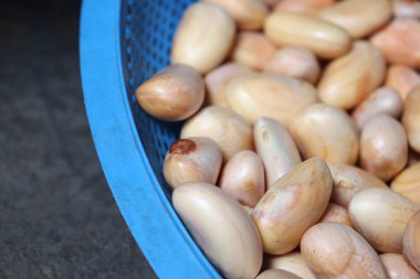 Lezzetli ve sağlıklı meyveli çekirdekler yemek için sepete.