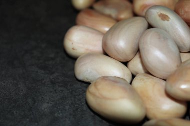 Lezzetli ve sağlıklı olgun meyveli tohumlar satışta.