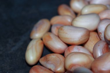 Lezzetli ve sağlıklı olgun meyveli tohumlar satışta.