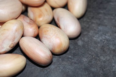 Lezzetli ve sağlıklı olgun meyveli tohumlar satışta.