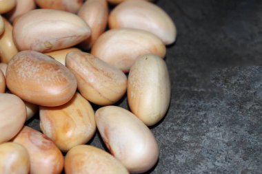 Lezzetli ve sağlıklı olgun meyveli tohumlar satışta.