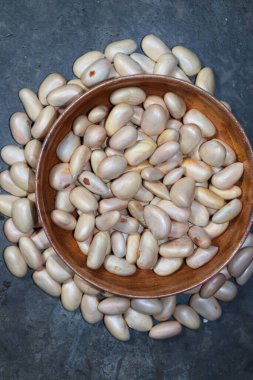 Lezzetli ve sağlıklı olgun meyveli tohumlar satışta.