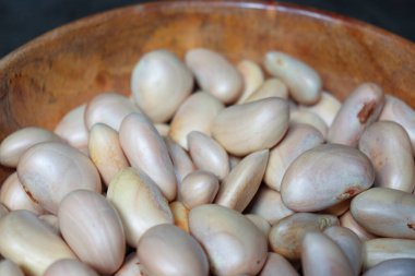 Lezzetli ve sağlıklı olgun meyveli tohumlar satışta.