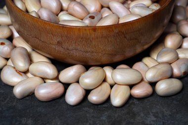 Lezzetli ve sağlıklı olgun meyveli tohumlar satışta.