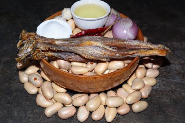 Lezzetli ve sağlıklı meyve tohumları, kuru balık ve baharatla birlikte mutfakta pişirmek için.