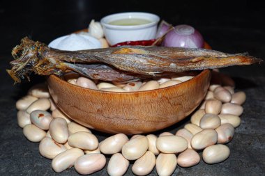 Lezzetli ve sağlıklı meyve tohumları, kuru balık ve baharatla birlikte mutfakta pişirmek için.