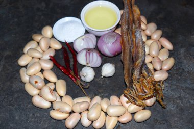 Lezzetli ve sağlıklı meyve tohumları, kuru balık ve baharatla birlikte mutfakta pişirmek için.