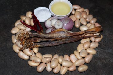 Lezzetli ve sağlıklı meyve tohumları, kuru balık ve baharatla birlikte mutfakta pişirmek için.