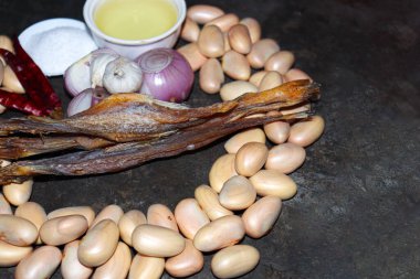 Lezzetli ve sağlıklı meyve tohumları, kuru balık ve baharatla birlikte mutfakta pişirmek için.