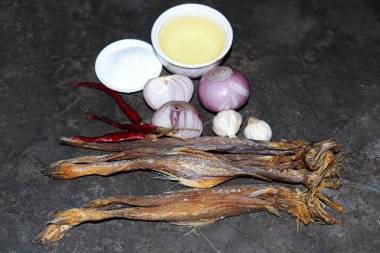 Mutfakta pişirmek için baharatlı lezzetli kuru balık.