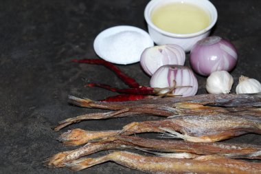 Mutfakta pişirmek için baharatlı lezzetli kuru balık.