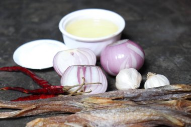 Mutfakta pişirmek için baharatlı lezzetli kuru balık.