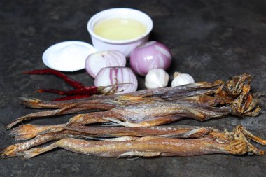 Mutfakta pişirmek için baharatlı lezzetli kuru balık.