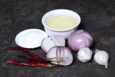 Köri pişirmek için mutfakta çok baharat var.