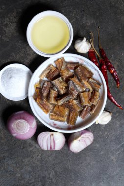 Mutfakta pişirmek için baharatlı lezzetli kuru balık.