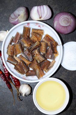 Mutfakta pişirmek için baharatlı lezzetli kuru balık.