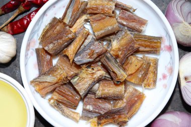 Mutfakta pişirmek için baharatlı lezzetli kuru balık.