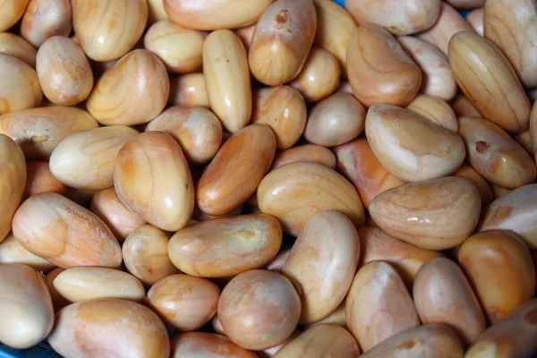 Lezzetli ve sağlıklı olgun meyveli tohumlar satışta.