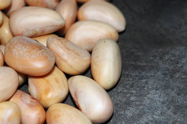 Lezzetli ve sağlıklı olgun meyveli tohumlar satışta.