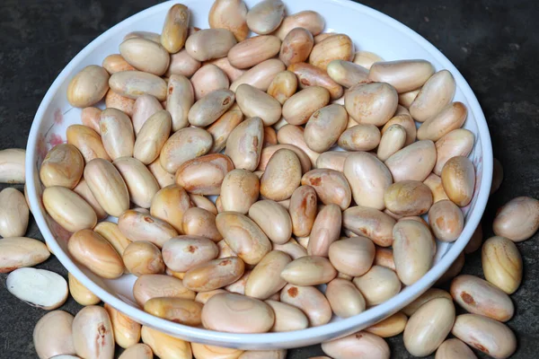 Lezzetli ve sağlıklı olgun meyveli tohumlar satışta.