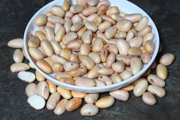 Lezzetli ve sağlıklı olgun meyveli tohumlar satışta.