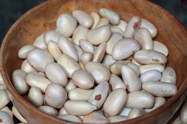 Lezzetli ve sağlıklı olgun meyveli tohumlar satışta.