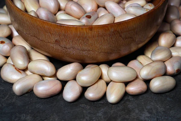 Lezzetli ve sağlıklı olgun meyveli tohumlar satışta.