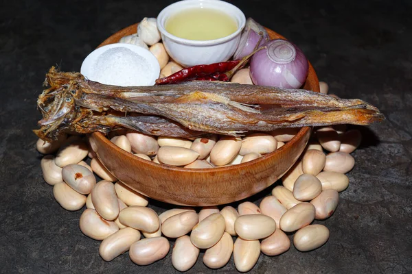 Lezzetli ve sağlıklı meyve tohumları, kuru balık ve baharatla birlikte mutfakta pişirmek için.