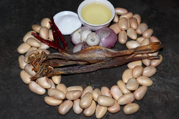 Lezzetli ve sağlıklı meyve tohumları, kuru balık ve baharatla birlikte mutfakta pişirmek için.