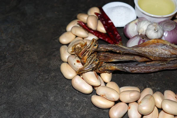 Lezzetli ve sağlıklı meyve tohumları, kuru balık ve baharatla birlikte mutfakta pişirmek için.