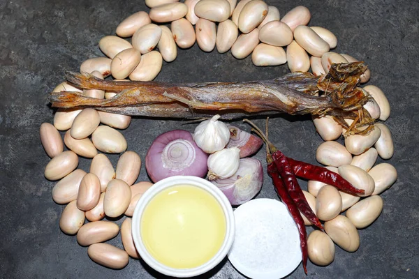 Lezzetli ve sağlıklı meyve tohumları, kuru balık ve baharatla birlikte mutfakta pişirmek için.