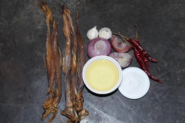 Mutfakta pişirmek için baharatlı lezzetli kuru balık.