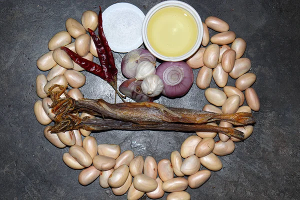 Lezzetli ve sağlıklı meyve tohumları, kuru balık ve baharatla birlikte mutfakta pişirmek için.