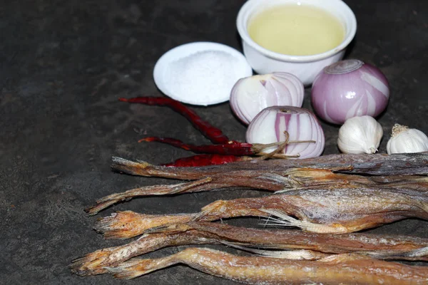 Mutfakta pişirmek için baharatlı lezzetli kuru balık.