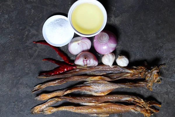 Ikan Kering Lezat Dengan Rempah Rempah Dapur Untuk Memasak — Stok Foto