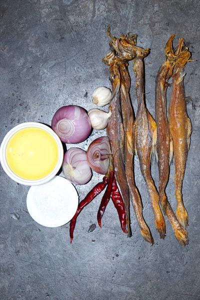 Mutfakta pişirmek için baharatlı lezzetli kuru balık.