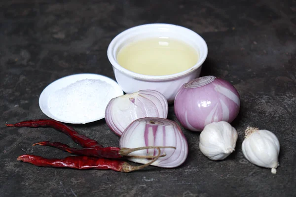 Köri pişirmek için mutfakta çok baharat var.