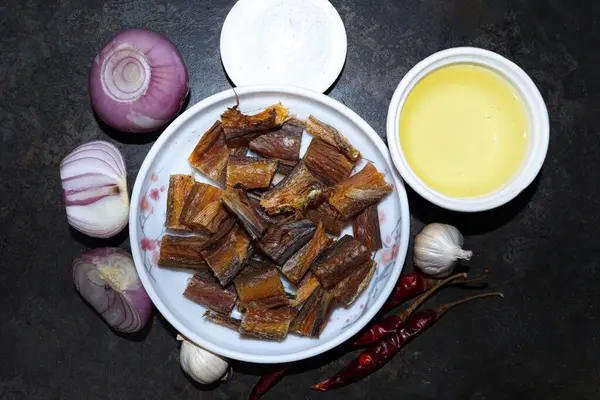 Mutfakta pişirmek için baharatlı lezzetli kuru balık.