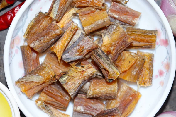 Lezzetli kurutulmuş ve tuzlanmış balık stoku mutfakta pişirmek için.